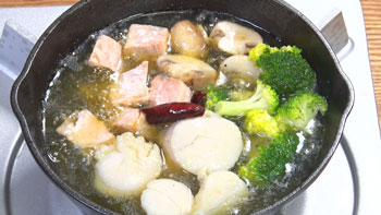 ホタテとサーモンのアヒージョ